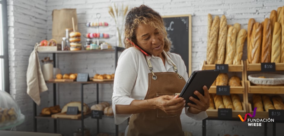 Emprendedora elaborando su presupuesto anual